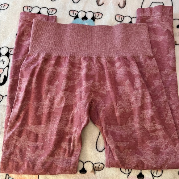 Pastel Pink Camo Seamless Leggings, size L - Picture 8 of 11